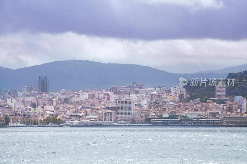 背景中有维哥的Ria de Vigo，海水和维哥市。